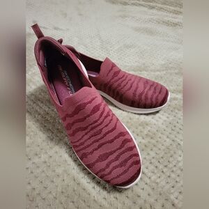 Skechers Ultra Flex Wild Eye Wine Color, Stretch Fit Slip-On. Size 9 Never Worn